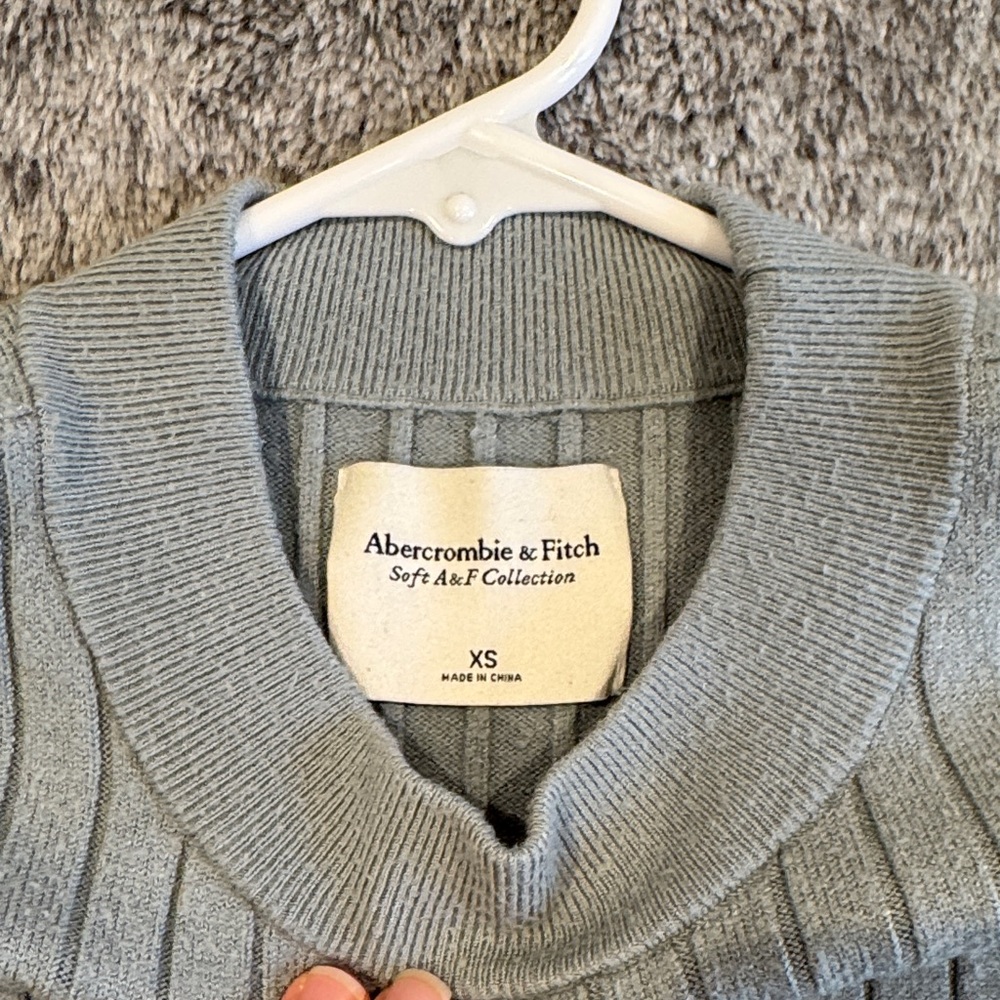 Abercrombie & Fitch sweater - Picture 5 of 11